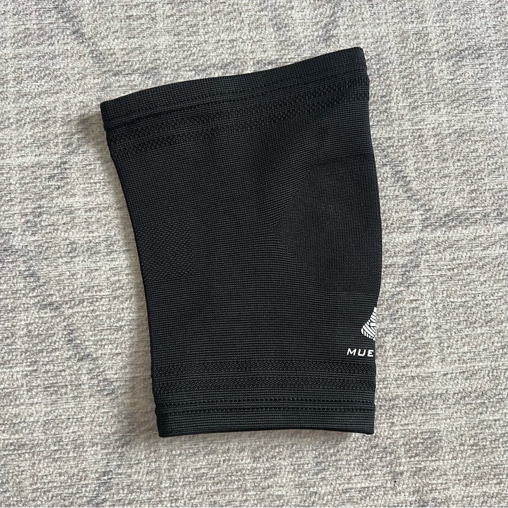 Mueller Men’s Black Athletic Gym Workout Physical Therapy Knee Support